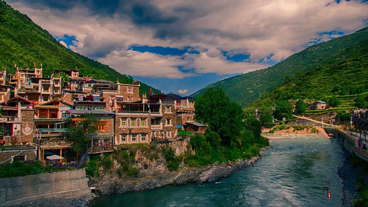 卓克基土司官寨被誉为"东方建筑史上的一颗明珠"