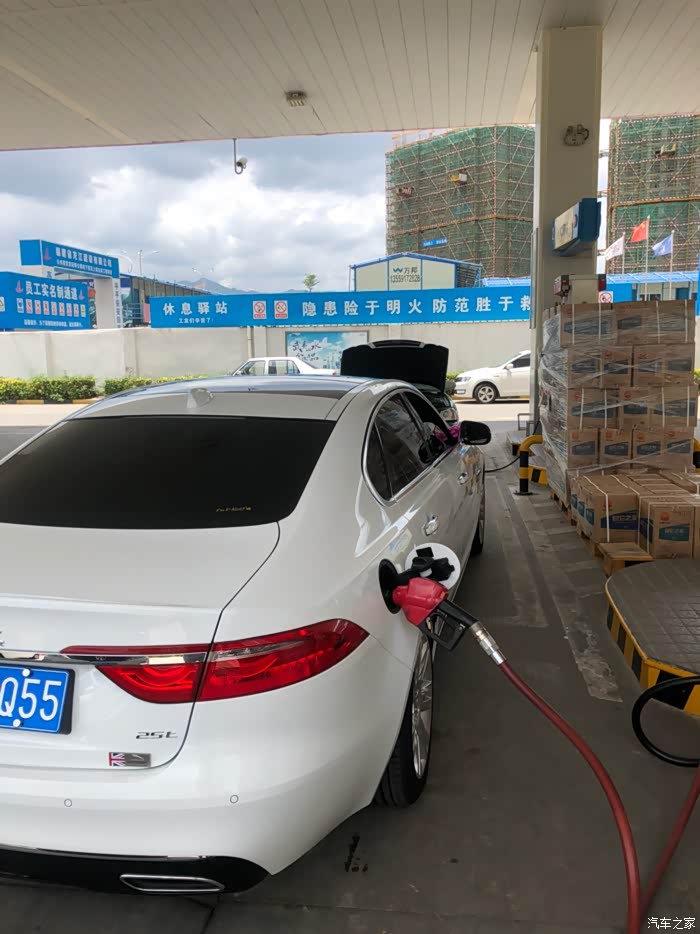 加油小姐姐问我你这豪车要100多万吧