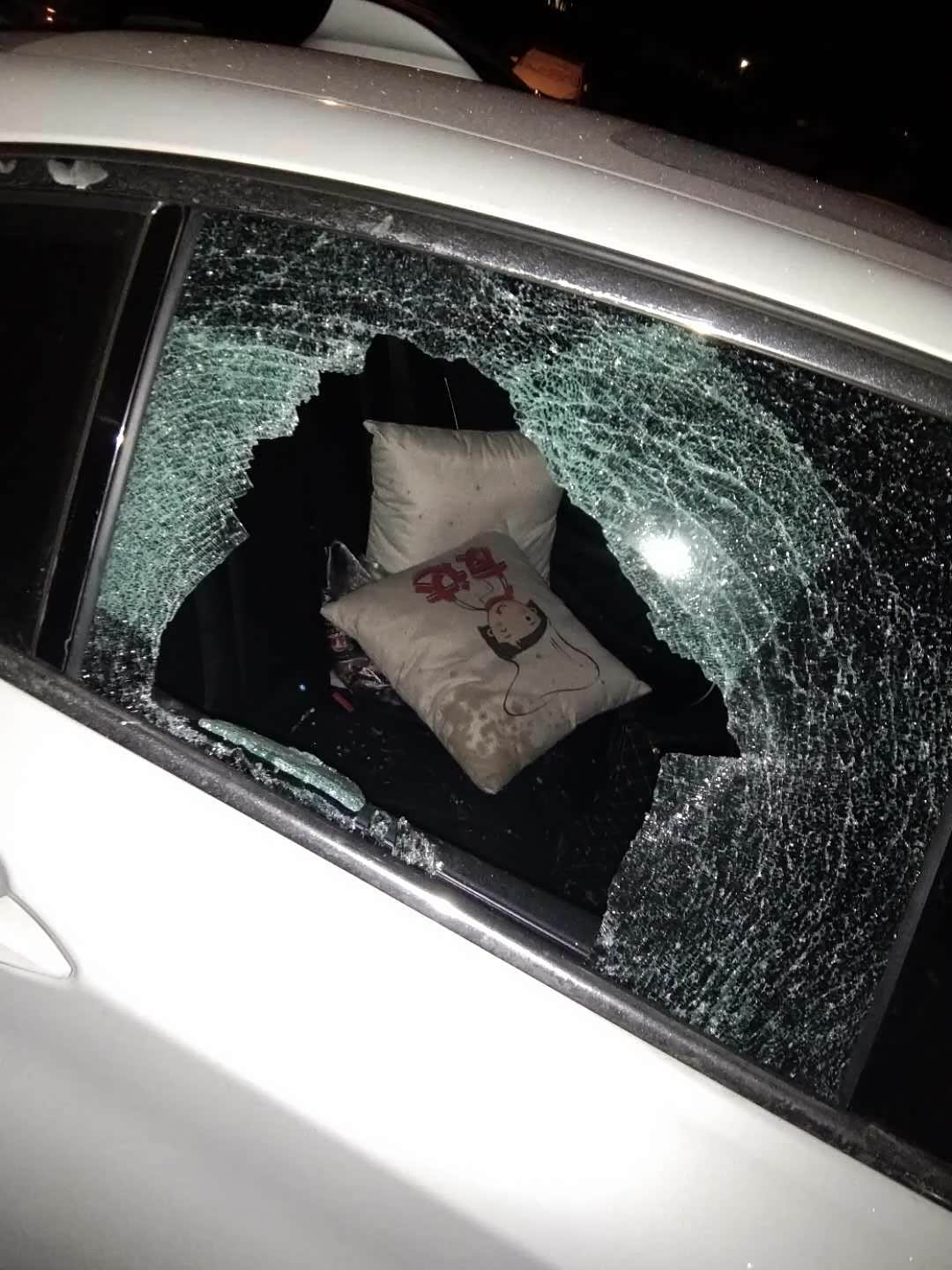 不幸中的万幸新车不到一个月玻璃被砸