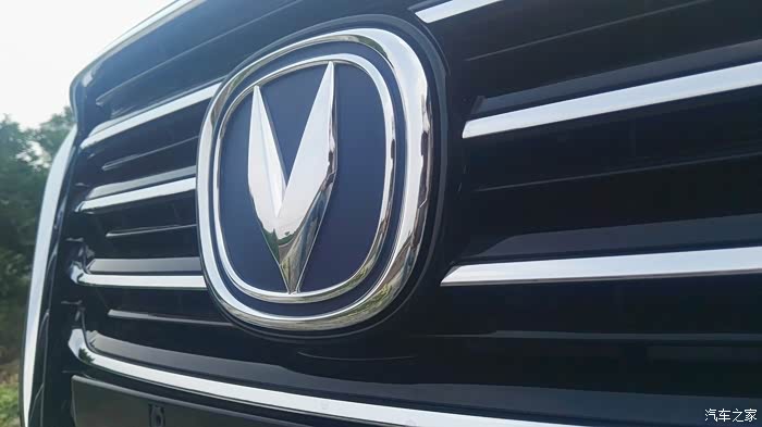 长安v标,改放在正前,严肃的风格