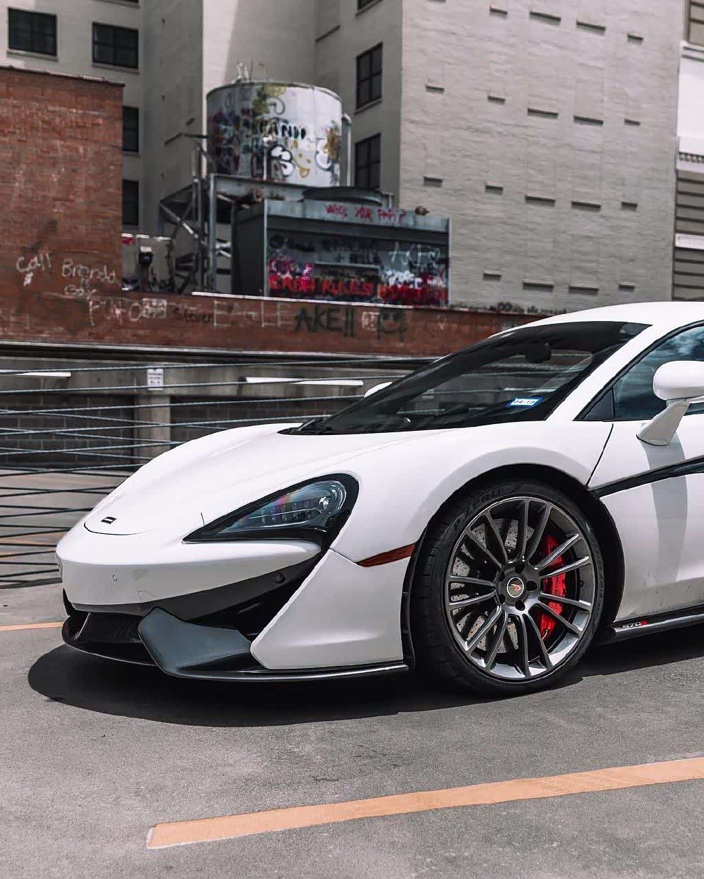 迈凯伦gt的剪刀门,很是漂亮时尚,拉风的很.