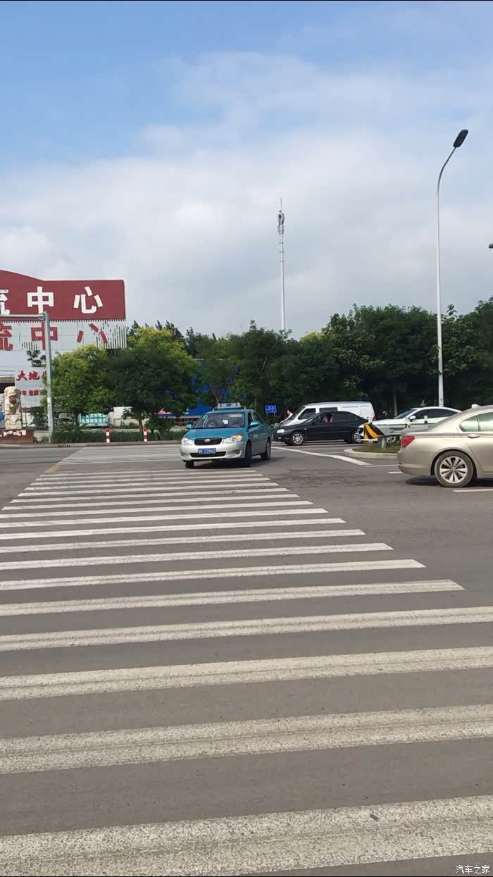 可以左转的十字路口 在斑马线上调头是违章吗