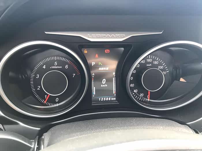 仪表盘简单利落,造型很好看,上方猎豹的英文logo,视觉上还起到了装饰