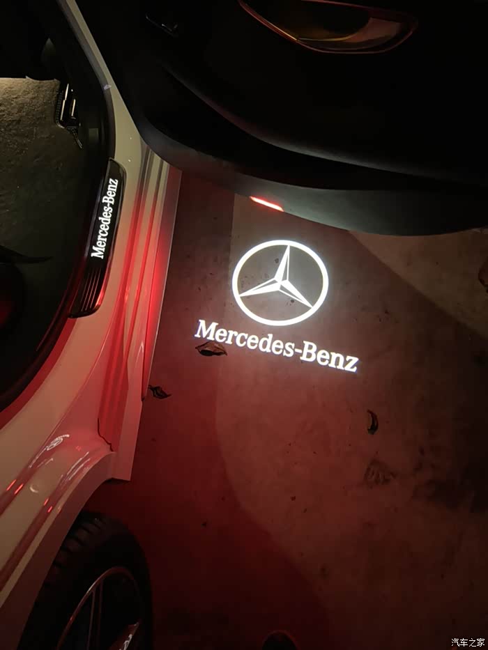 奔驰260l臻藏版车门下面的迎宾灯可以关吗?