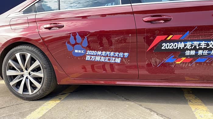 东风标致车友的超透车贴.