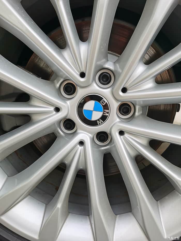 现在的宝马530le轮胎不用防盗螺丝