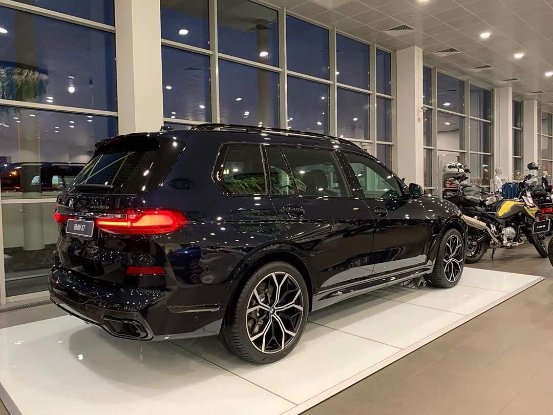 宝马x7 xdrive30d 黑色非常霸气