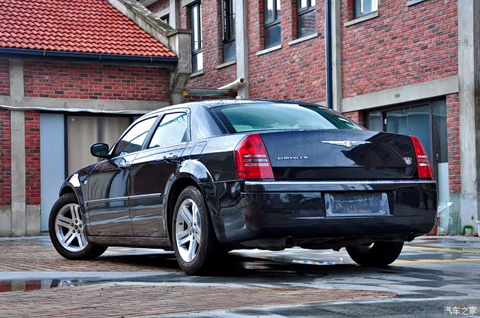 出:克莱斯勒300c 5.7l v8经典美式肌肉车无与伦比的厚重及安全感