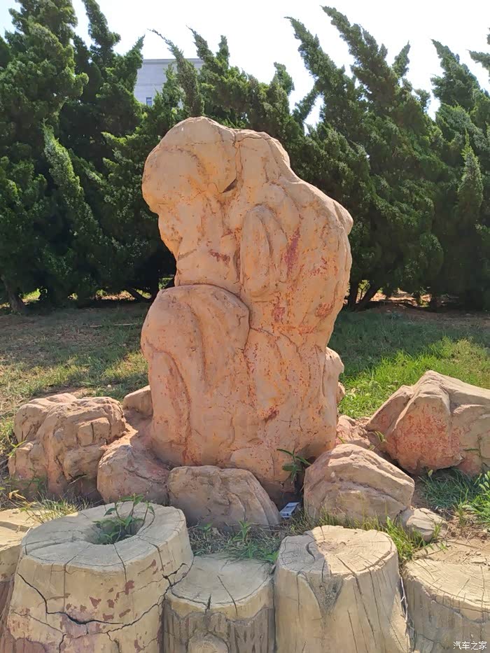 小公园有着造型奇特的石头