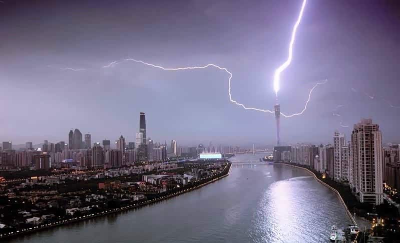 雷雨下的广州,伴着闪电.