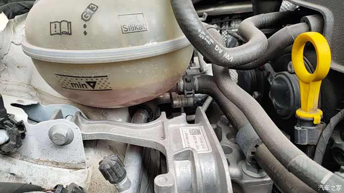 车友们请出来防冻液这个刻度正常吗