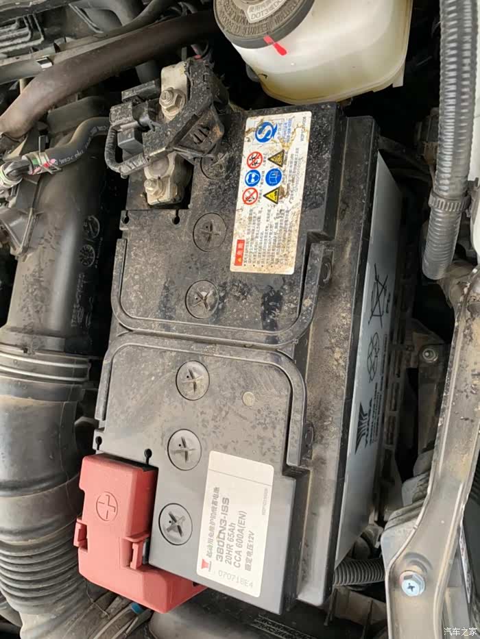这就是传说中的丰田品控八代凯美瑞一年多的车电瓶有液体溢出