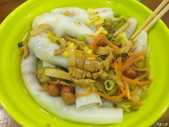 吃海南美食猪肠粉炒粉