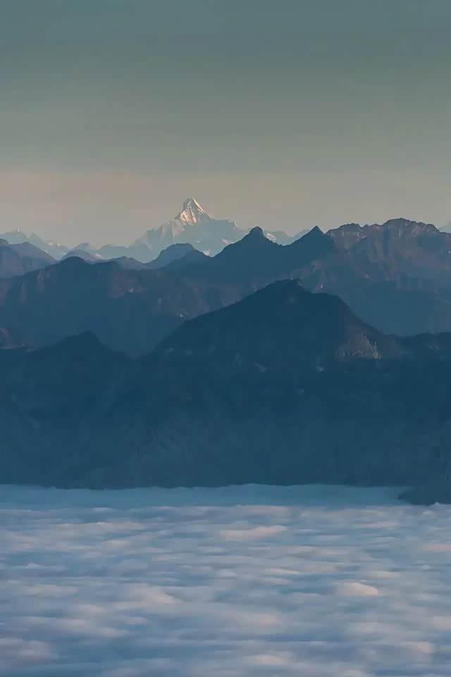 登山极顶让人开阔视野