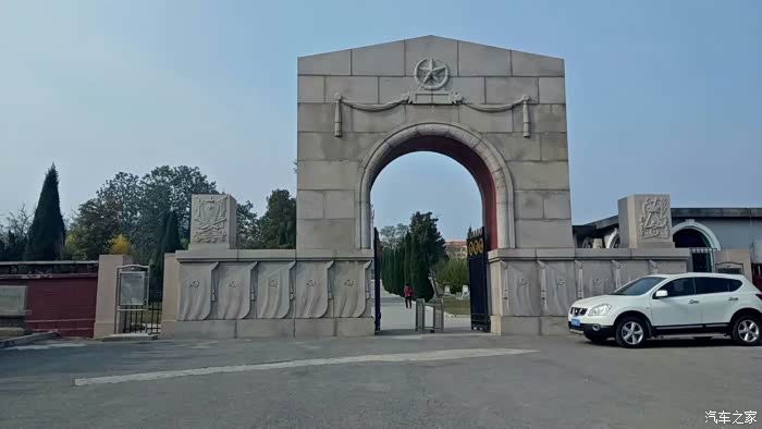 一同与"大白"参观旅顺苏军纪念馆