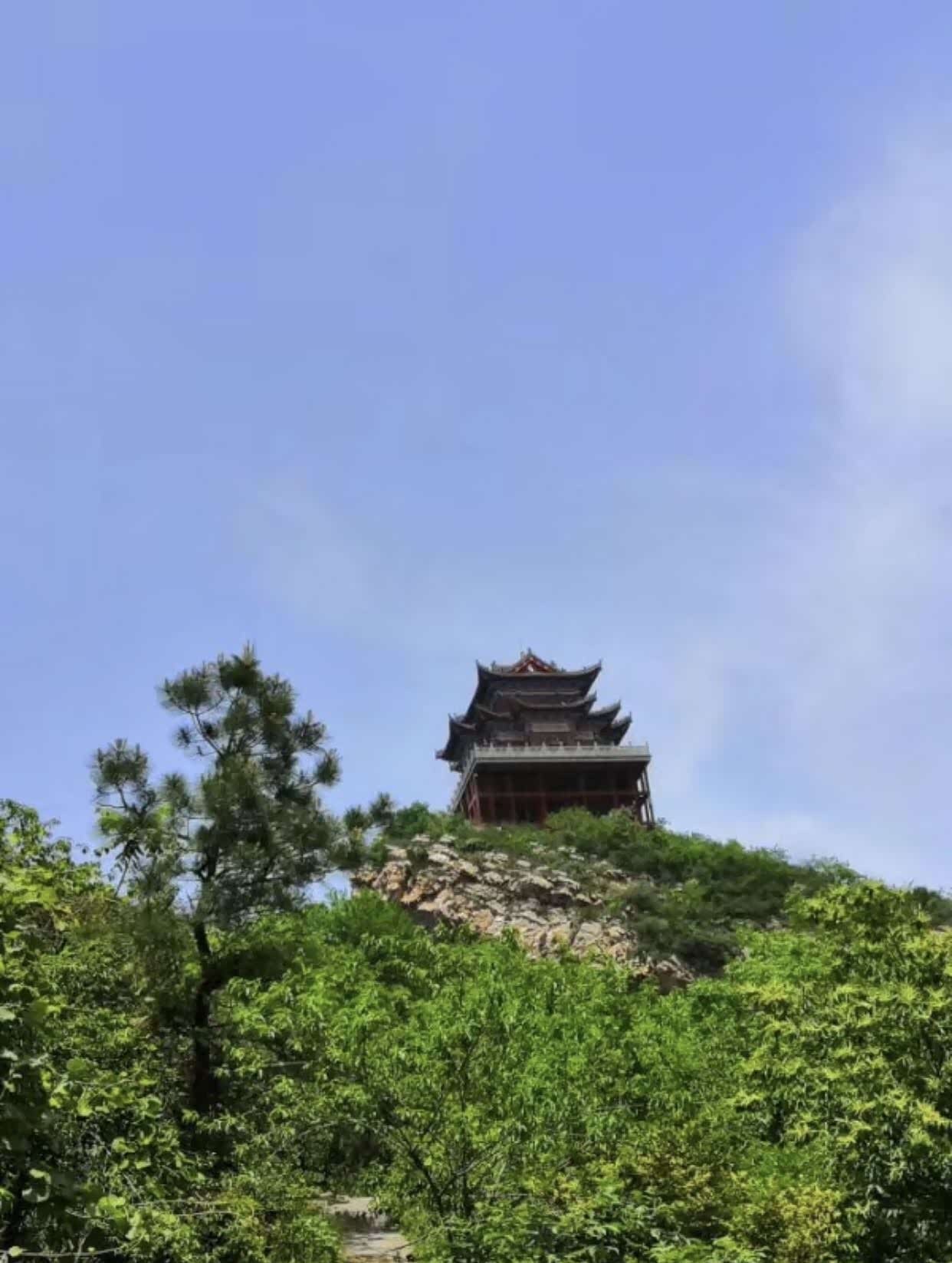 老乐山主峰海拔813米方圆68平方公里是国家级森林公园