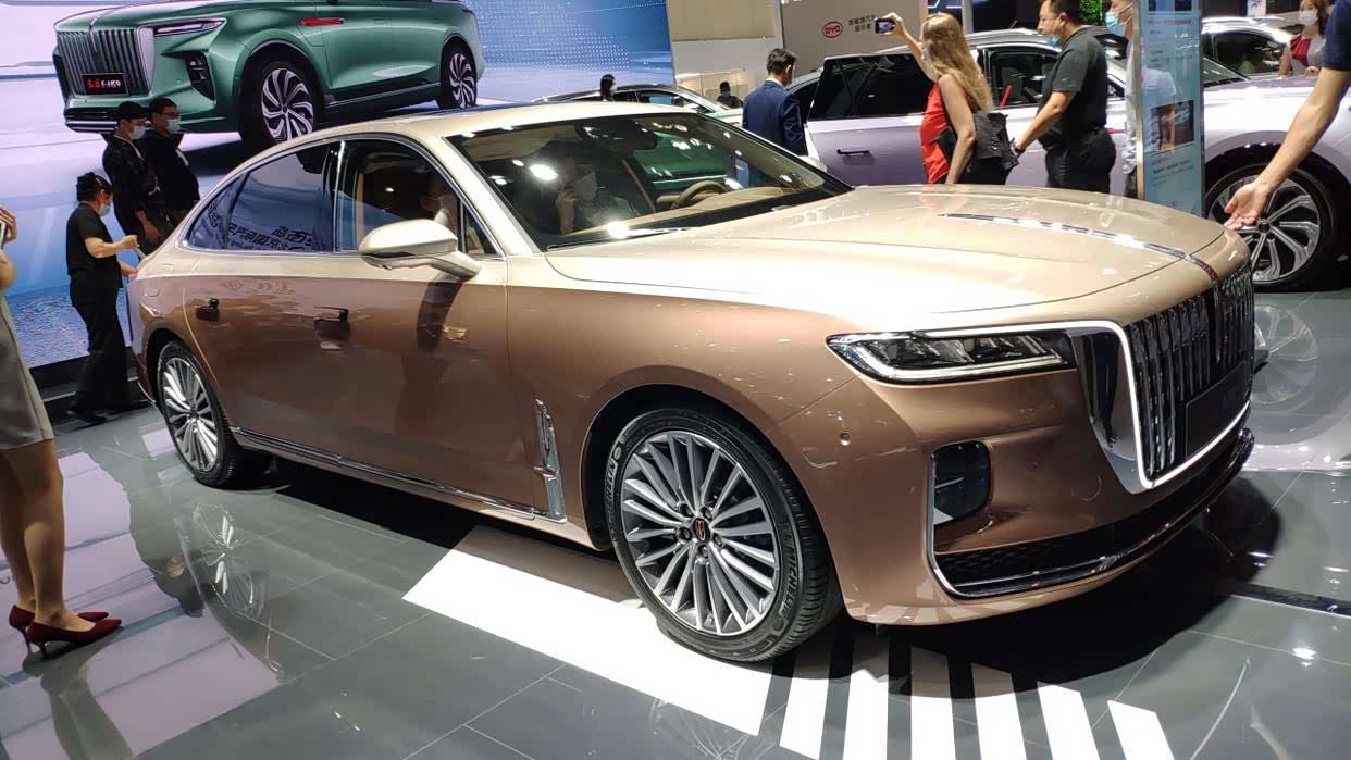 红旗h9配的这个双色车身非常的漂亮.每一个配色都是很有特色的