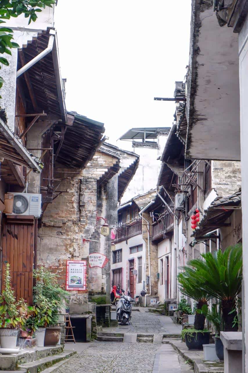 这条被誉为徽商之源的千米老街正是位于安徽黄山市歙县的渔梁街
