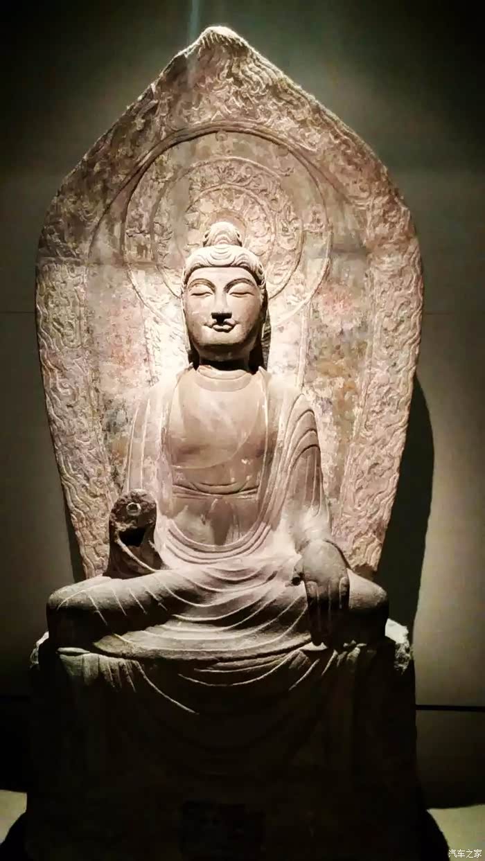 面相圆润丰满的汉传佛像