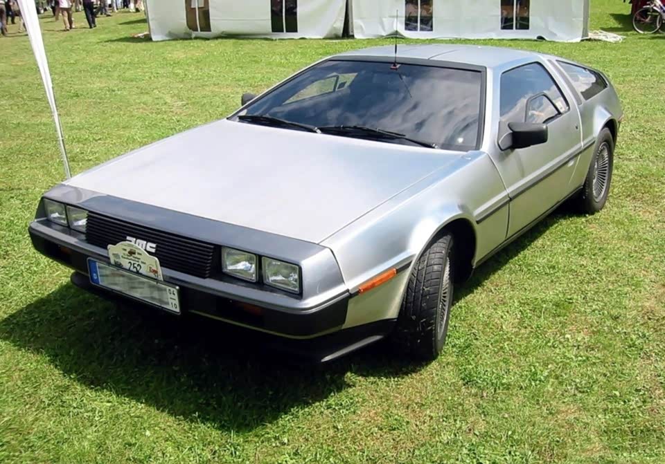 dmc-12,采用了它那个时代最流行的楔形车身设计