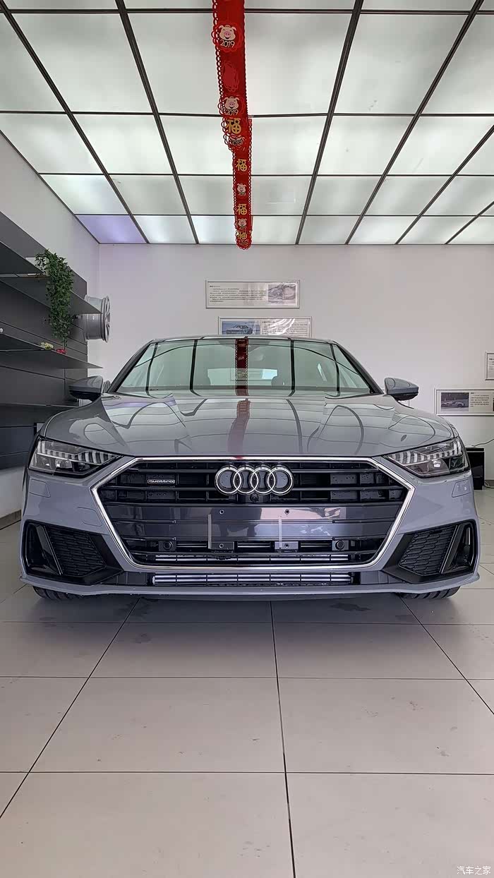 家中又添新成员2019款奥迪a7水泥灰