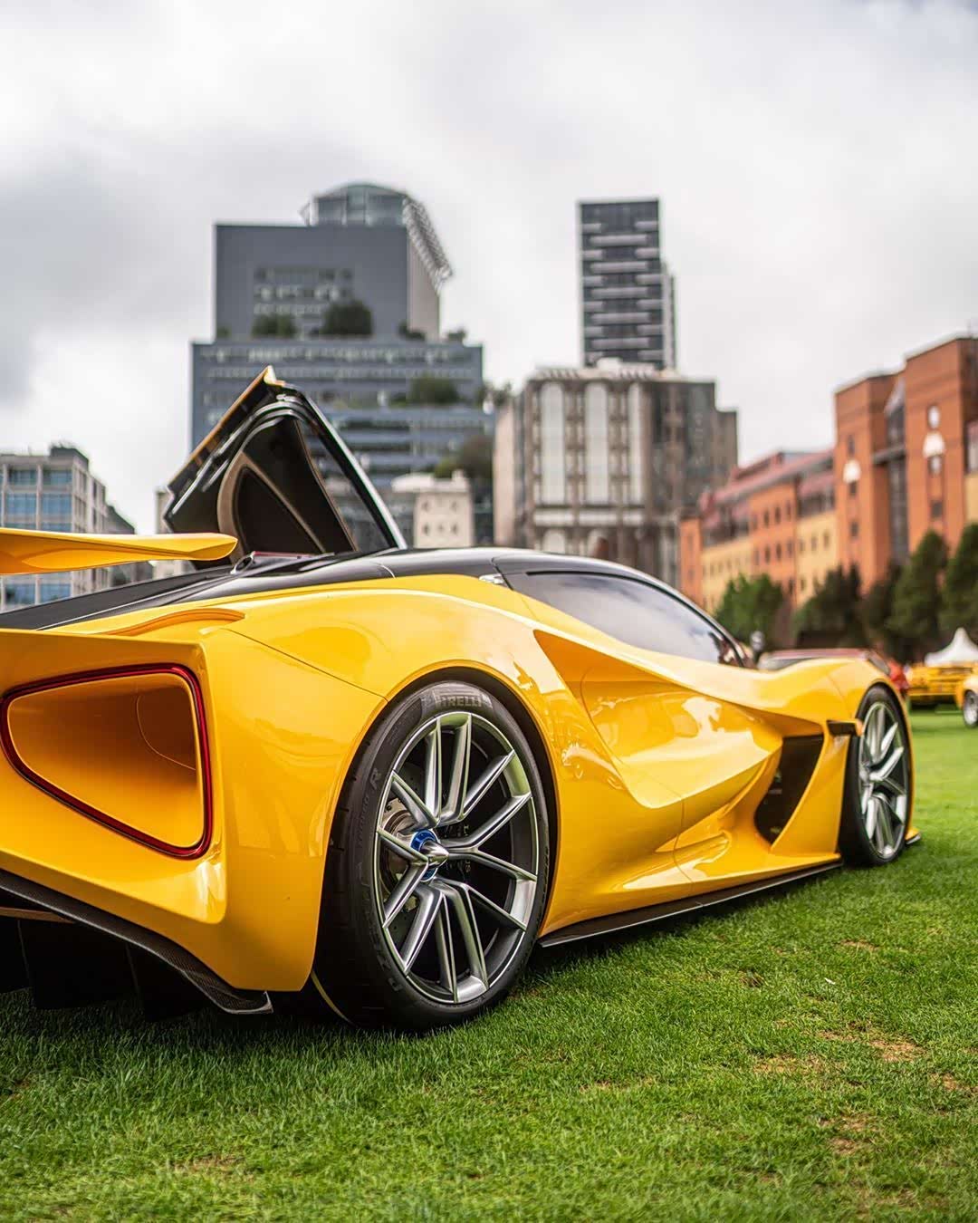 路特斯首款纯电动超跑lotus evija炫酷剪刀门,帅.