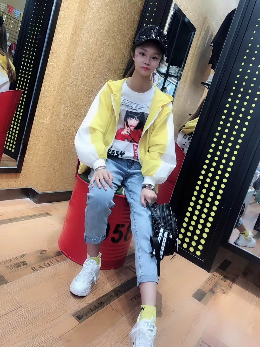 美女小姐姐的服装店开张喽