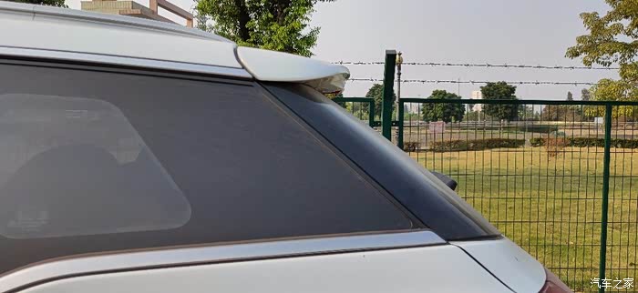 悬浮式车窗设计很时尚.