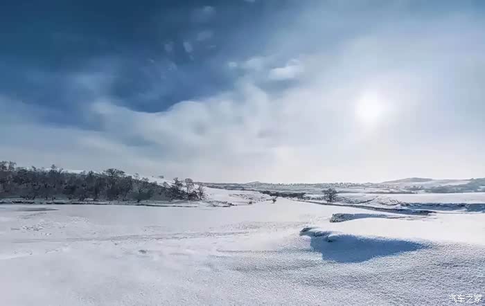 在大雪纷飞的冬日,碧蓝的池水被白雪覆盖,是一种绝美.