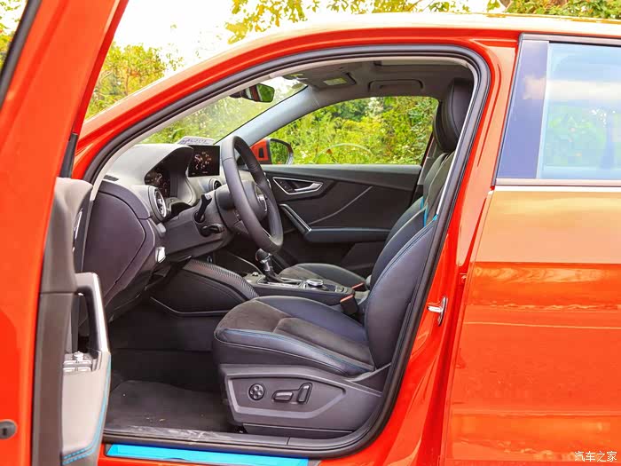 空间方面,作为一款小型的suv,奥迪q2l的空间表现也是可圈可点的,前 