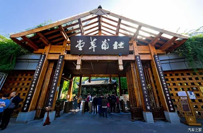 来杜甫草堂感受一下历史文化的气息,我们是周三去的,尽管是工作日