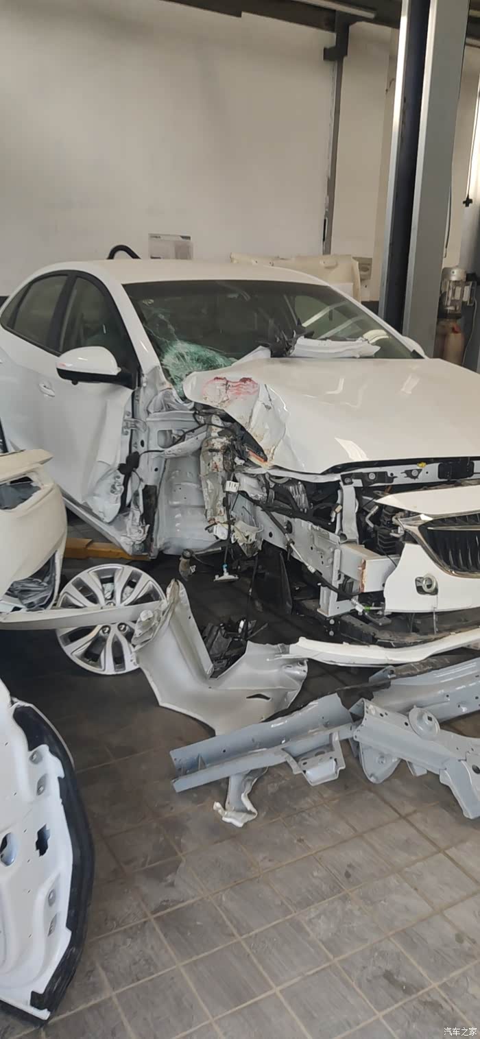 4s店看见一辆25%偏置碰撞实战事故车.
