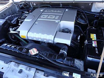 以为菱帕杰罗v46 4m40柴油涡轮增压发动机带有中冷装置最马力125ps最