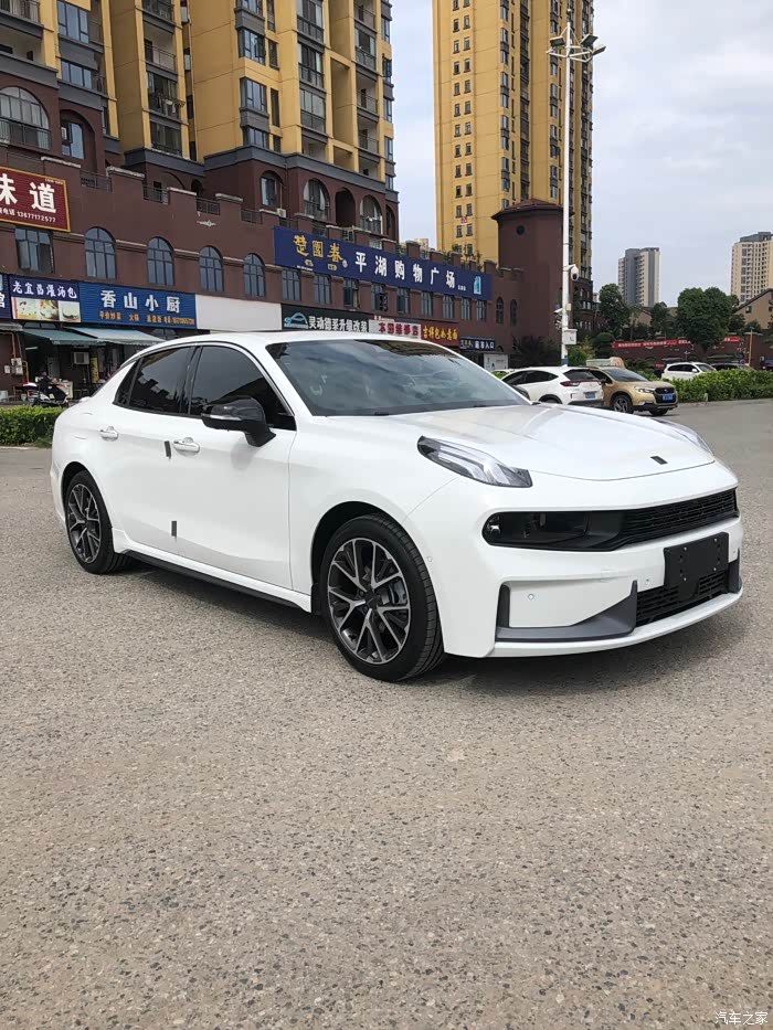 领克03,白色天使,富有战斗气息.