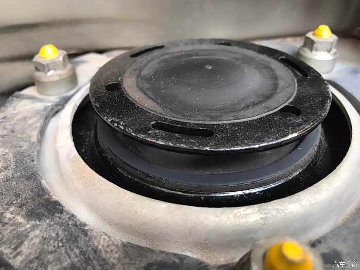 昨天刚换完的前减震顶胶就突起那么多了是不是弹簧失效了