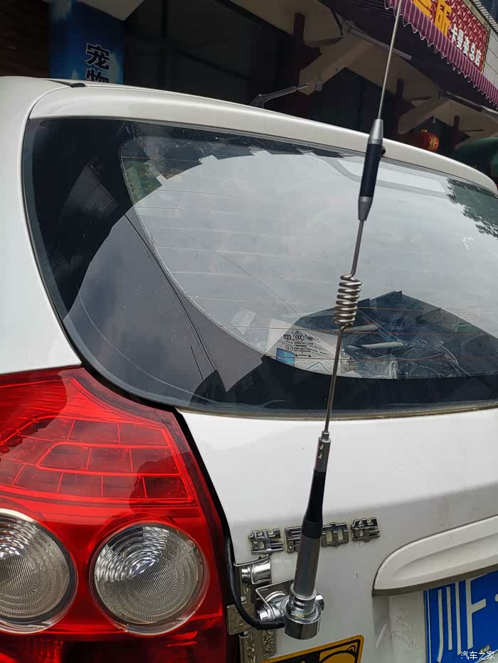 当你在路上看见一辆车后面有一根长长的天线那就是车载电台的天线.