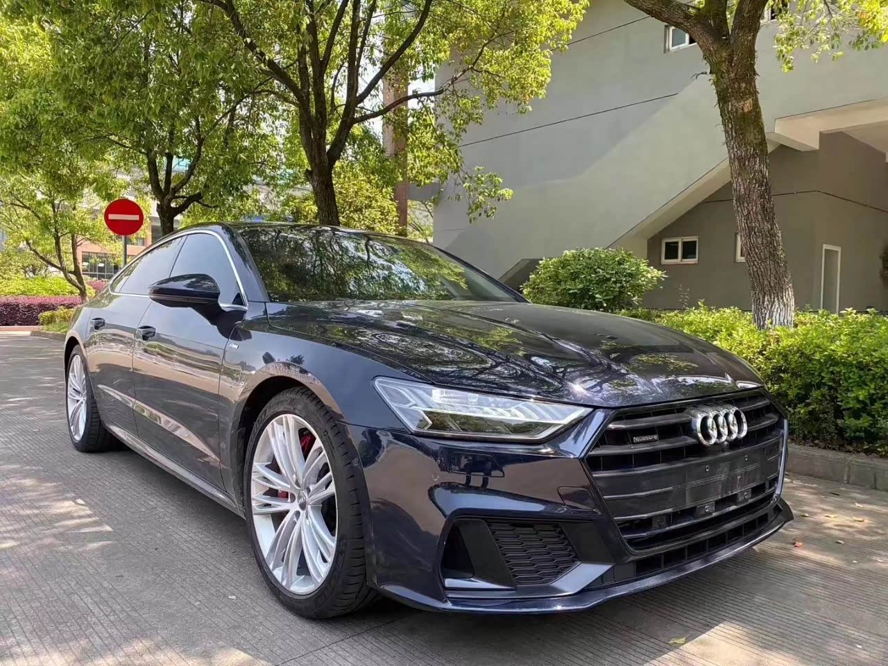 微贴:奥迪a7,苍穹蓝竞技版,带空气悬架 底盘升降,科技感强