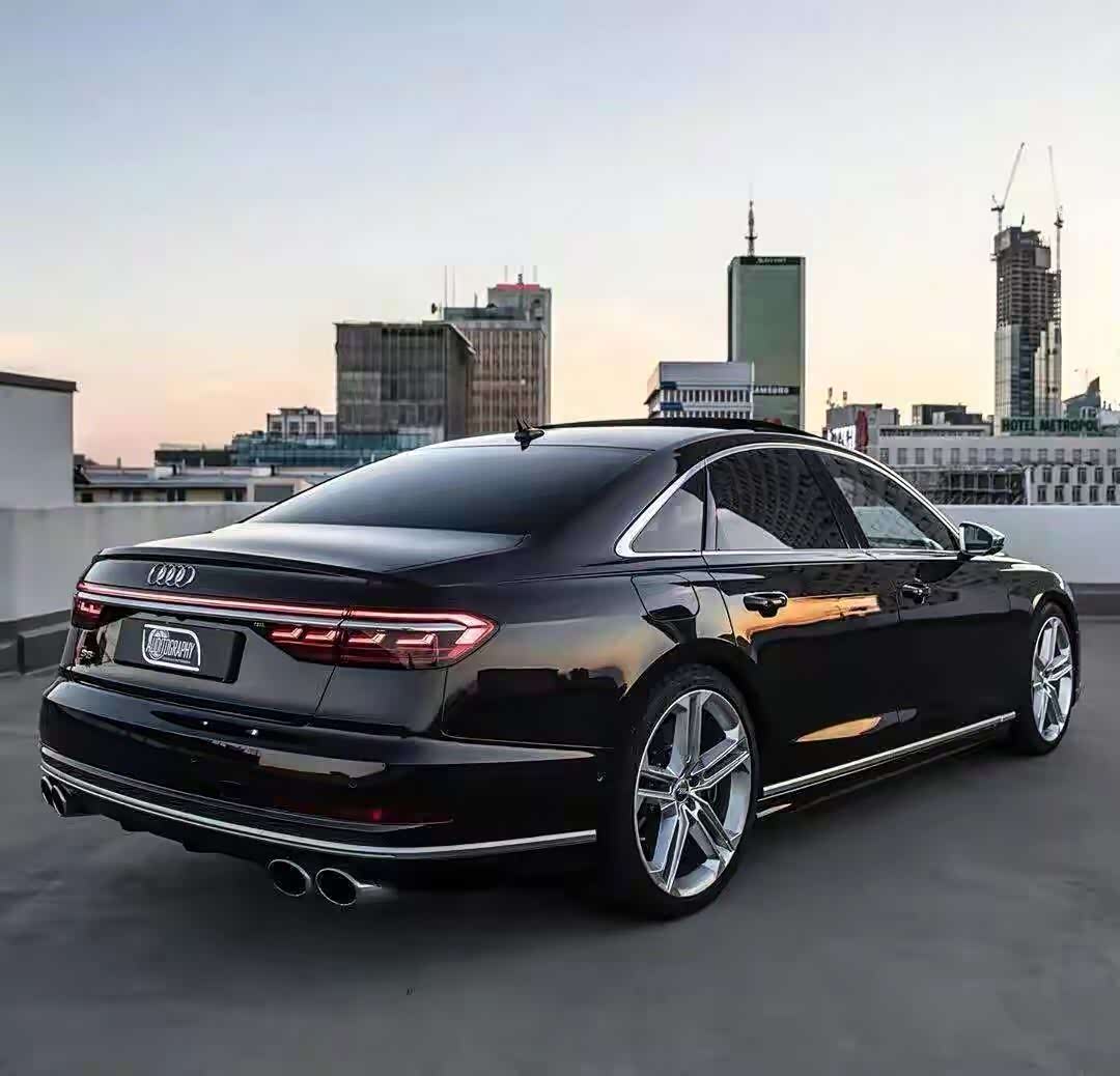 奥迪s8奥迪的旗舰运动轿跑,真的是帅到一塌糊涂.