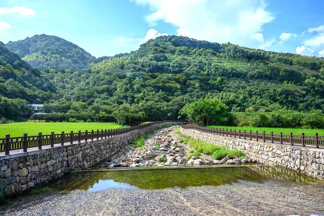 上虞区岭南乡青山村外丁家岙村,国家4a级旅游景区覆卮山