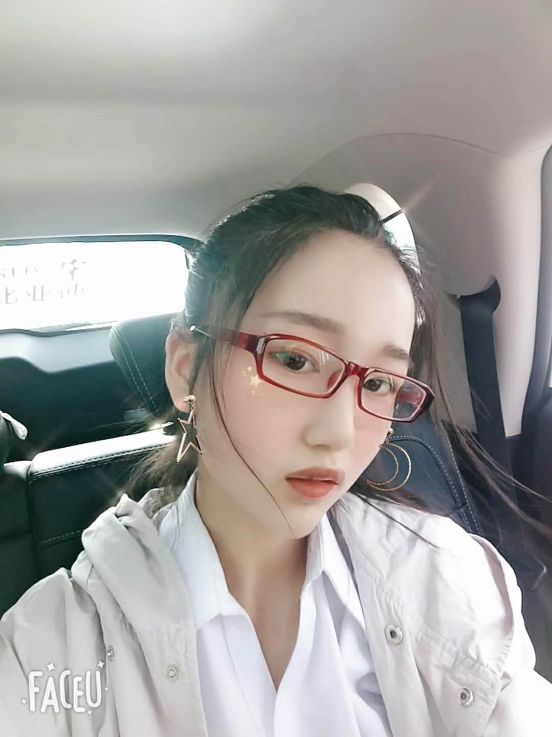 每个爱美的女孩都喜欢自拍,你们的表妹是不是也是特漂亮,爱自拍!