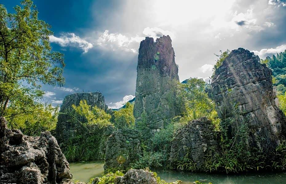 游山玩水心情爽,身心惬意乐逍遥.
