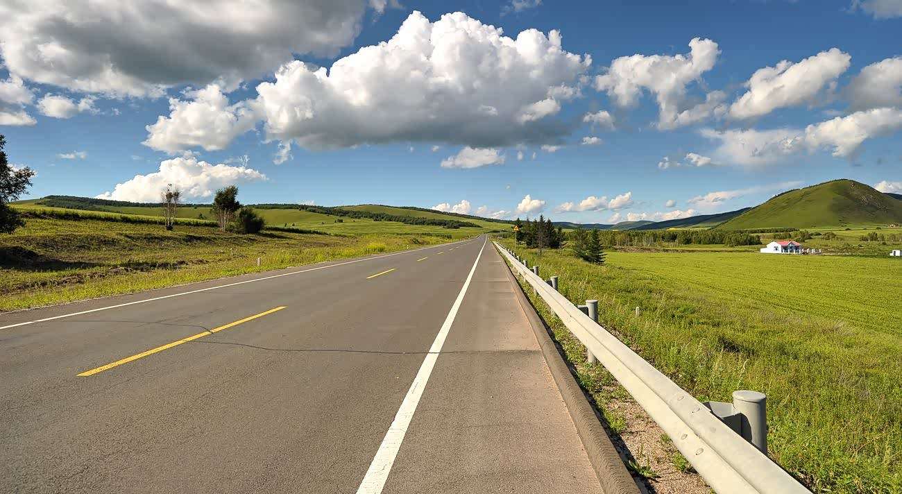 高原天路行驶中,一路美景无穷多.边走边赏,无疑多快活!