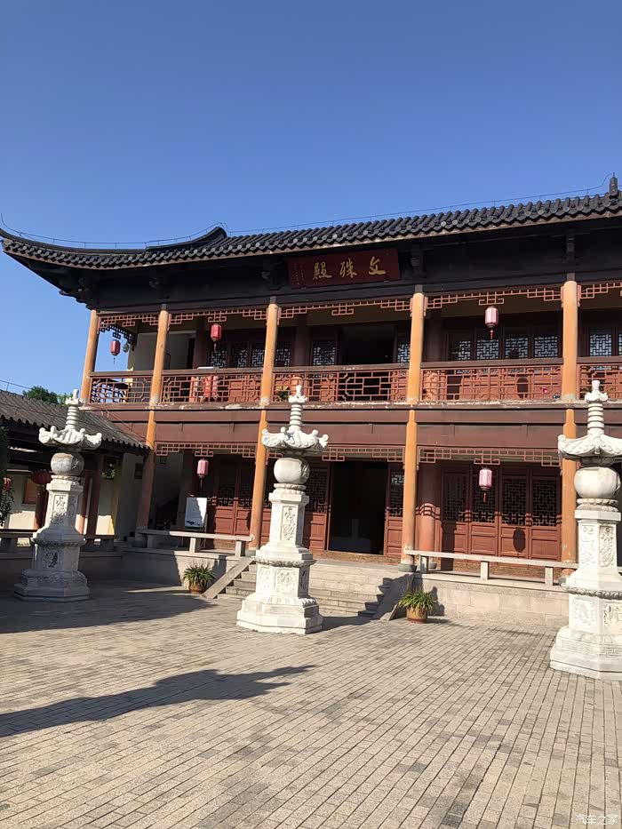 穿过大雄宝殿后,左边是普贤殿,右边是文殊殿.