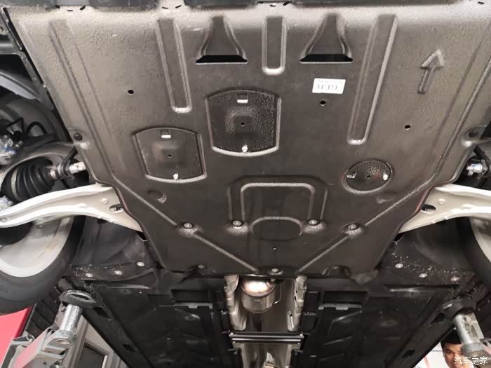 请问glb是否自带发动机护板啊?