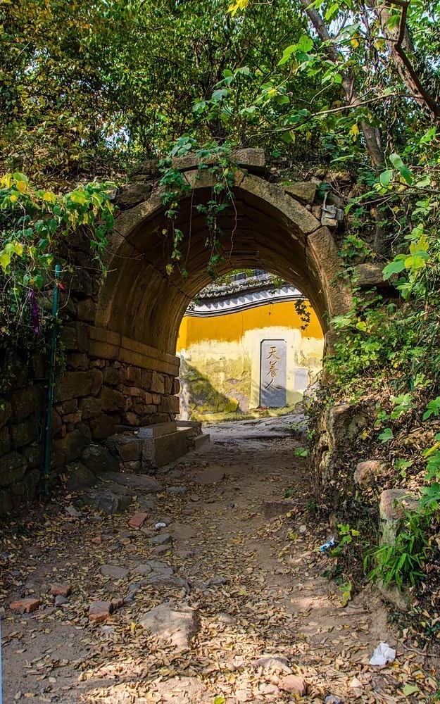 贺九岭石关,位于苏州市吴中区天池山与鹿山之间的谷口处