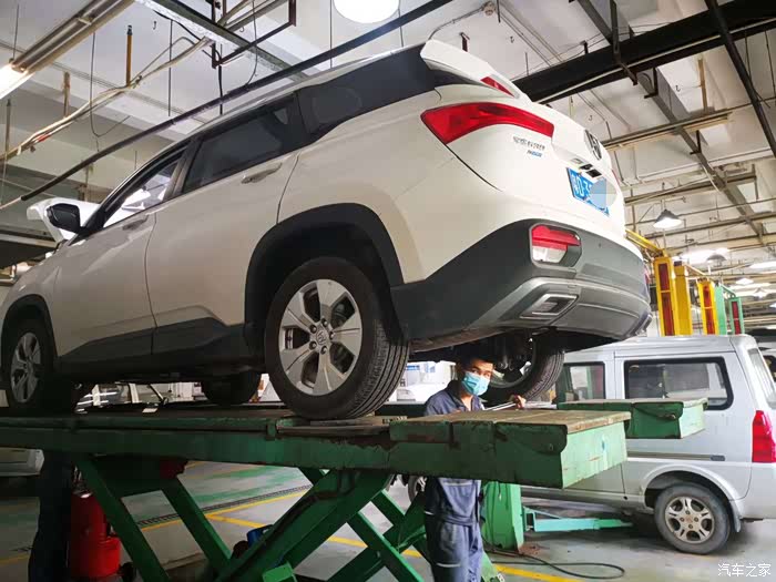 宝骏530第一次首保,维修车间观摩,圆了小时候的车底修车梦!