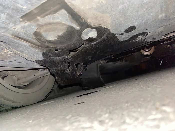 我的车刚刚撞了一个大石头油底壳爆了怎么办?跪求大师指点