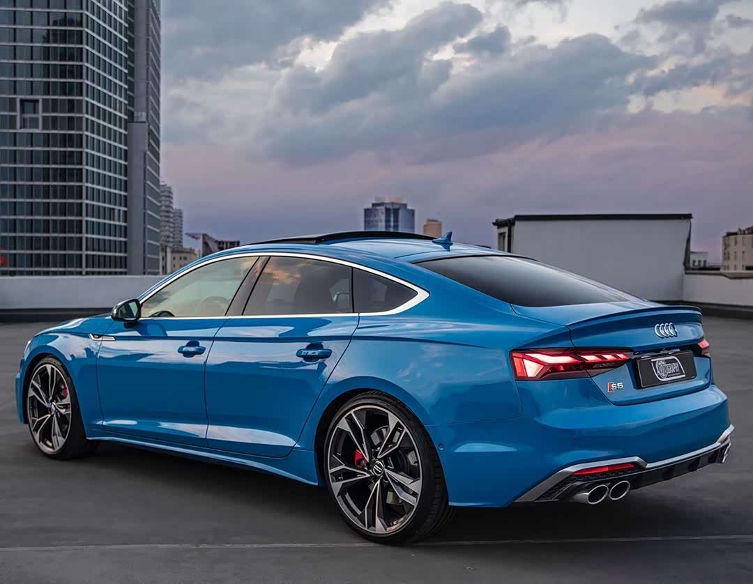 奥迪s5蓝色的车身更加迷人