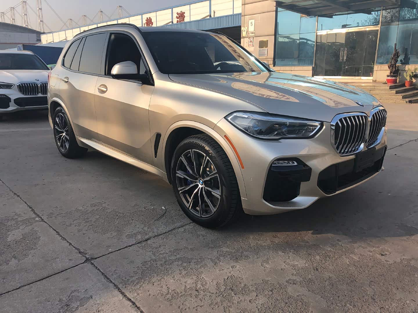 金色的宝马x5难得的帅气