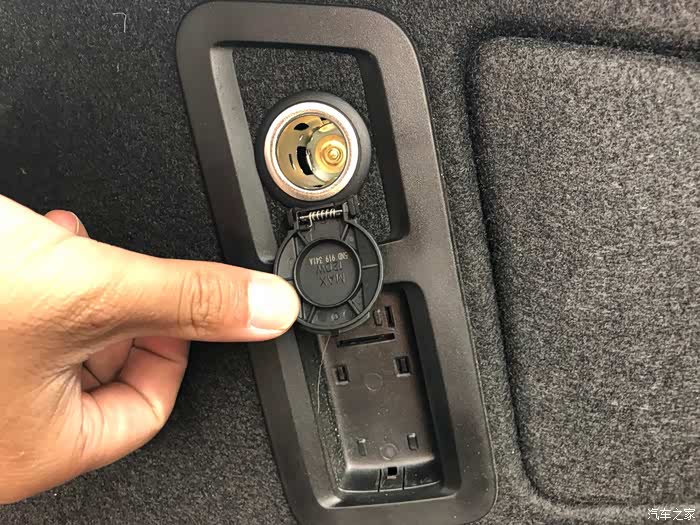 这个充电口就在后备箱,没想到吧,这是可以携带车载冰箱的节奏哟